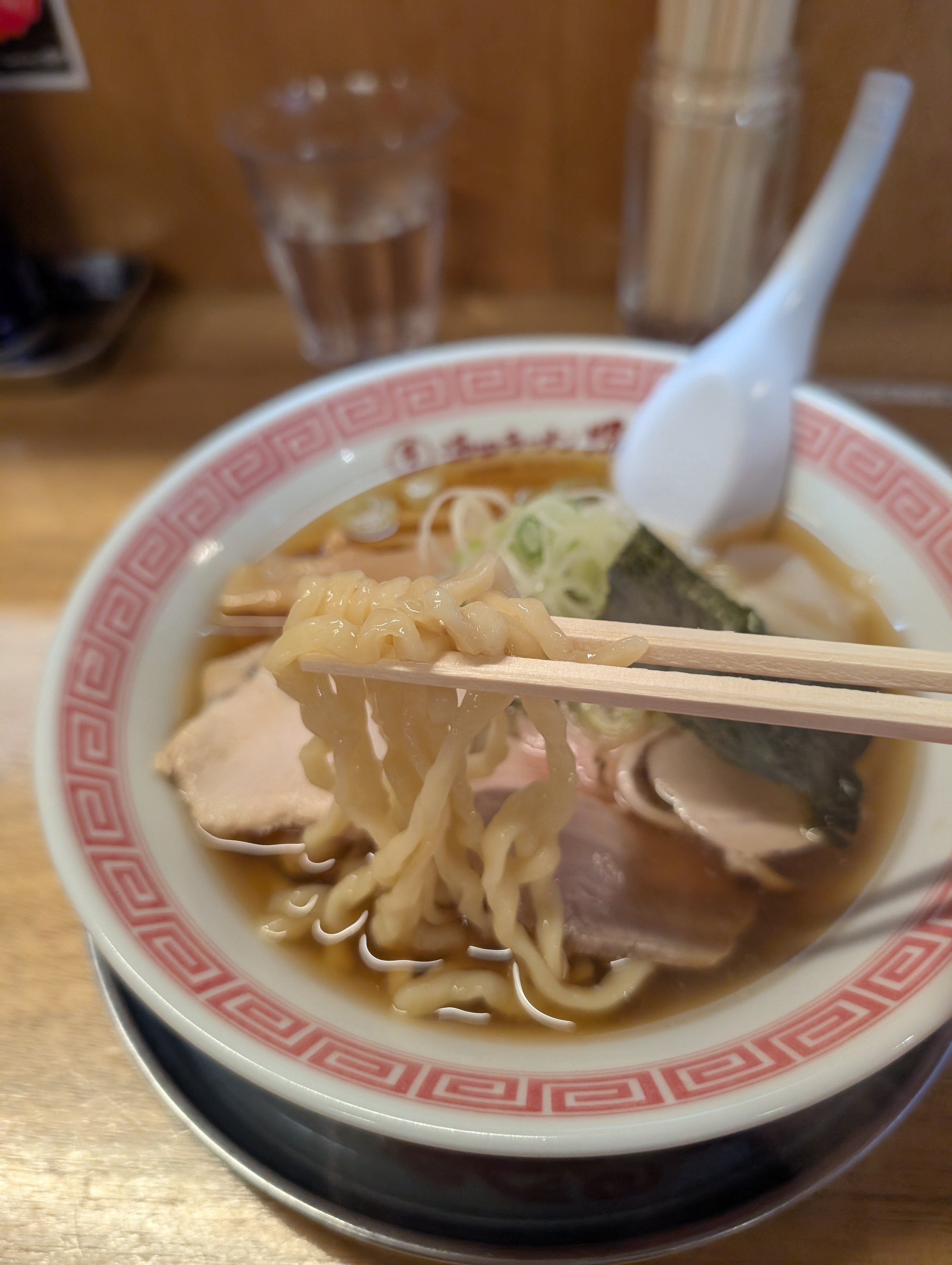 酒田ラーメン照月の麺のアップ。手もみのちぢれ麺