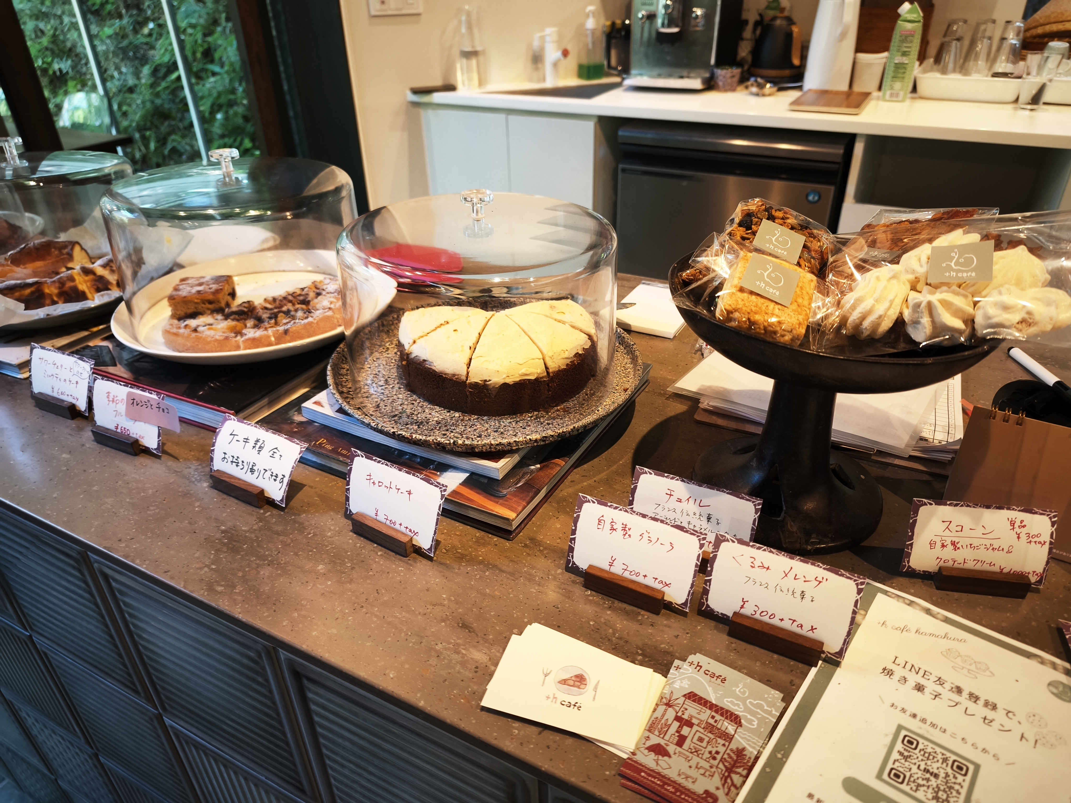 ショーケースに並ぶケーキたち