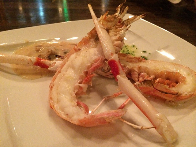 銀座にあるクラシカルな雰囲気の海老専門店。海老にはやっぱり白ワインが似合う。＠マダムシュリンプグレイス（銀座・新橋）
