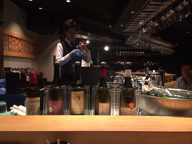 カウンターのみのオトナ雰囲気の店内で、イマドキのワインと焼き鳥を楽しむ。＠鳥幸 French（恵比寿）