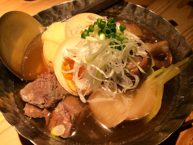 肉おでんと日本酒で秋の気配。気のいい店員さんに気のいい飲ん兵衛たちが集まる。＠アカベコ（中目黒）