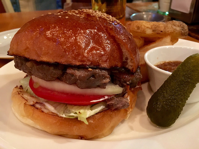 ふわふわのパンズにゴロゴロした肉感のマンスリーバーガーをいただいてきた！＠アップルビーダイナー（参宮橋）