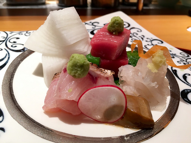 凛としたカウンターでカジュアル接待。日本酒とのマリアージュも完璧！＠銀座 波奈