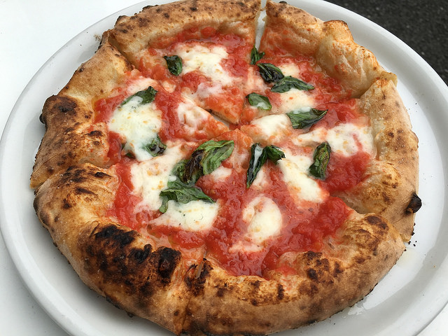 ビブグルマンの実力店はとてもフレンドリー。焼きたてピッツアをお気軽ランチで！＠ルカナル（代々木公園）