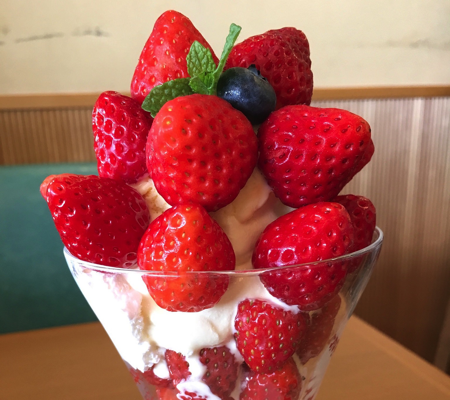 大人気パーラーの期間限定苺パフェ！＠フルーツむらはた（金沢）