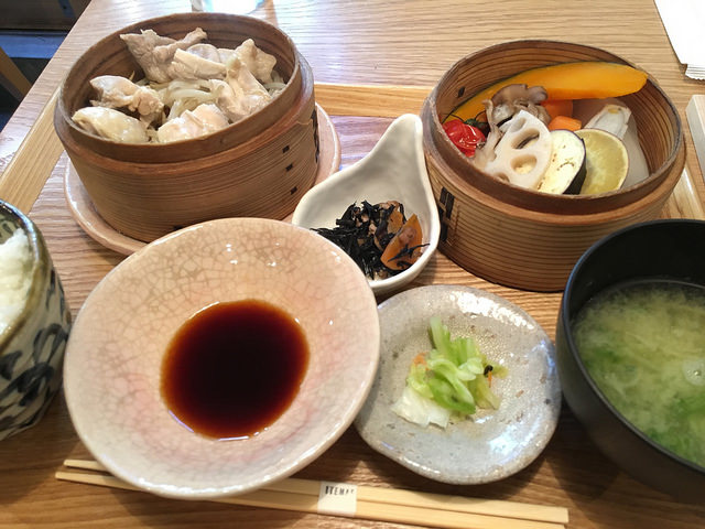 遊歩道沿いにあるカフェのような和食屋さん。ランチの使い勝手はいいかも！＠ITEMAE（イテマエ）／奥渋谷