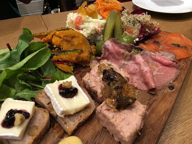 恵比寿東口からすぐ！駅近で使い勝手のよい成城石井のビストロ。＠Le Bar a vin 52（アトレ恵比寿西館店）