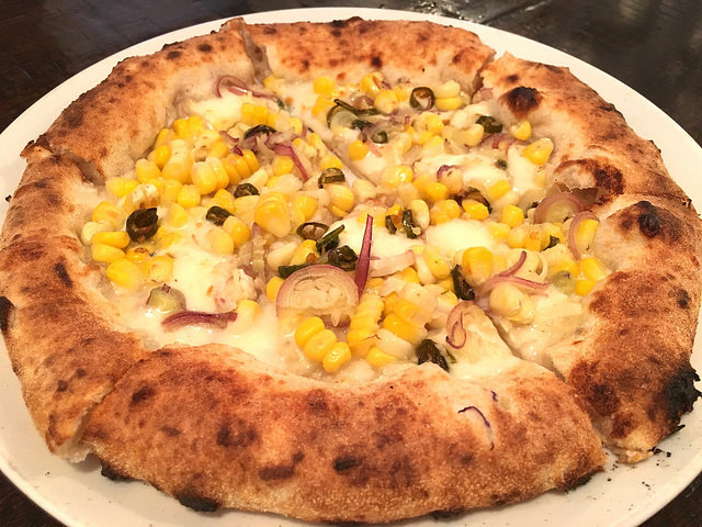 レトロな雰囲気でいただく本格ピッツア。ランチはお手頃で大人気！＠アオジ ソシガヤ（祖師ケ谷大蔵）