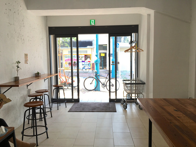 白い壁と空気感が海外みたい！新宿二丁目のオシャレカフェ。＠4/4 SEASONS COFFEE（オールシーズンズコーヒー）