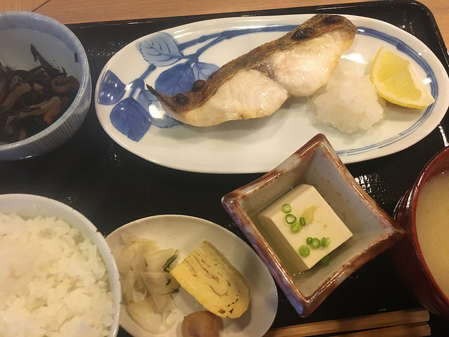 こじんまりした小さな和食屋さん。夜は日本ワインが楽しめそう。＠旬菜みつや（新宿御苑）