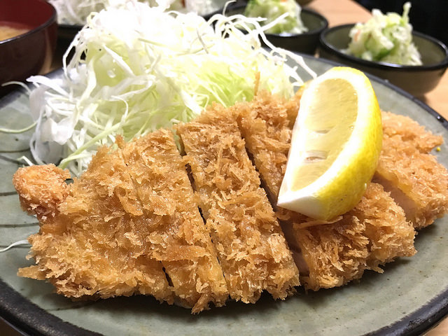 さっくりジューシーなトンカツが美味。ほっとする昭和なトンカツ屋さん。＠かつ銀（新宿三丁目）