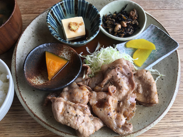 広々とした空間カフェのしっかりガテンな定食ランチ。＠オクド ダイニング カフェ（新宿御苑）