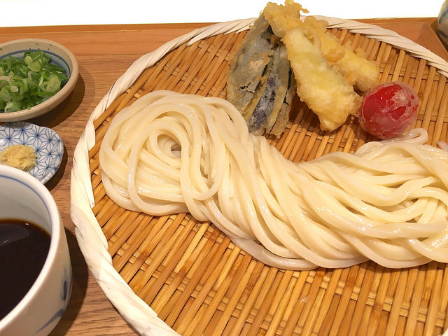 打ちたて、切りたて、揚げたてが楽しめるこだわりのうどん屋さん。＠切麦や甚六（新宿御苑）