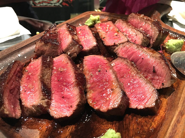 フランスからやってきた世界一のお肉屋さん。1Fのミートバーで美味しいお肉をカジュアルに。＠ユーゴ・デノワイエ（代官山）