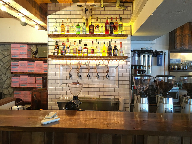 アメリカンなインテリアがとてもクール。メニューが充実の使い勝手のいいカフェ。＠GOOD TOWN BAKEHOUSE（代々木上原）