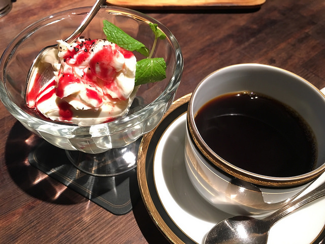 落ちついた空気感が魅力的。夜はバーになるオトナカフェ。＠珈琲トラム（恵比寿）