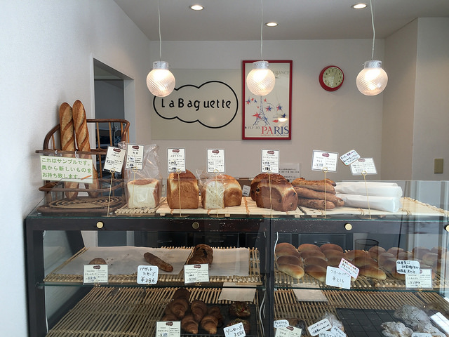 食事に合うバゲットが得意のプロ向けパン屋さん。奥は24時間稼働のパン工房。＠ラ・バゲット（新宿５丁目）