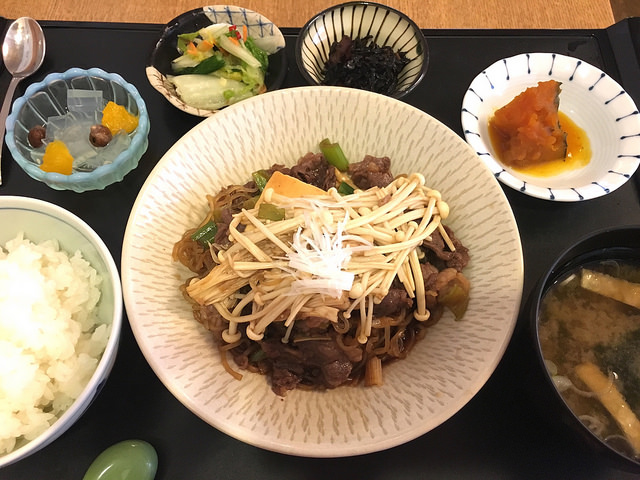 住宅街にひっそりとある定食屋さん。隠れ家的ランチスポット。＠御飯家（池尻大橋）