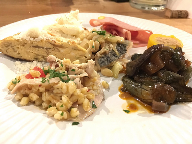 一人でも楽しめる小さなワインバー。爽やかソムリエさんに癒される。＠アウレリオ（神泉）