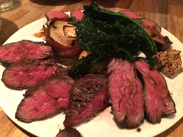 ボリューミーなお料理に自然派ワイン。カジュアルにそして楽しいオーラのあるお店。＠2colori（ドゥエコローリ）/外苑前