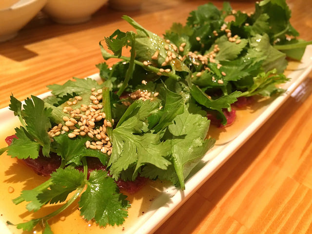 低温殺菌なレバ刺しとパクチーのハーモニー。案外女性向き？！＠はたがやレバー 代々木上原店