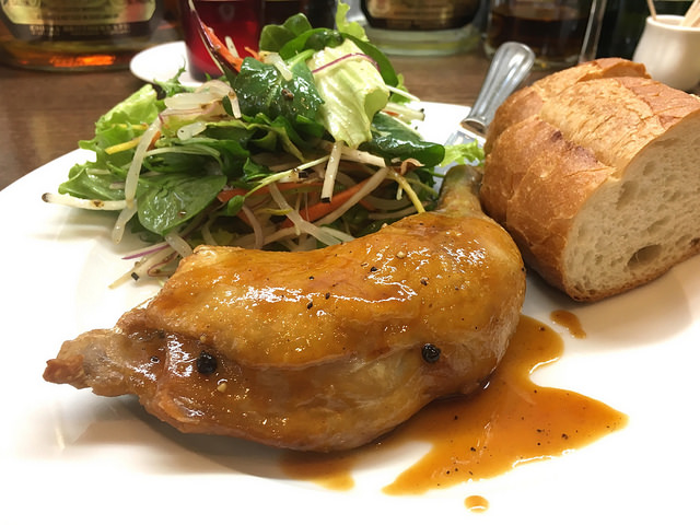 男のキッチン的なカウンター。夜も気軽に使えそう。＠バーアンドキッチン ウサギ（幡ヶ谷）
