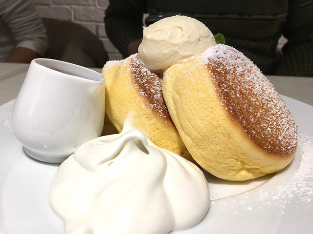 ふわふわパンケーキにホイップ追加。スフレのような食べごこち！＠幸せのパンケーキ（渋谷）