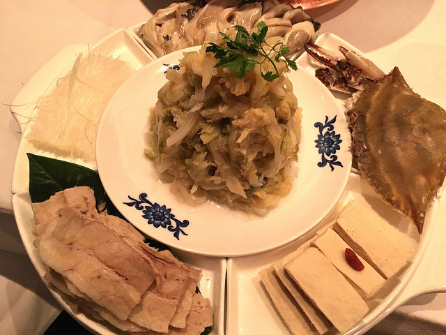 発酵した白菜を使った季節限定「酸菜火鍋」をいただく！＠華都飯店（六本木一丁目）