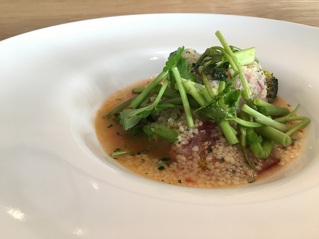 赤がアクセントのかわいいビストロ。ランチは1000円。＠NCREDIBLE Bistro Moderna & Bar Tokyo（神泉）