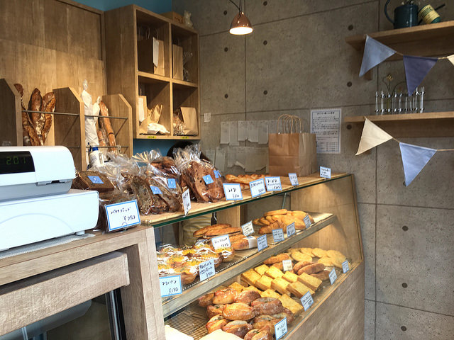 ブルーな入り口が目印！飾らないパンが普段使いにちょうどいい。＠オパン（笹塚）