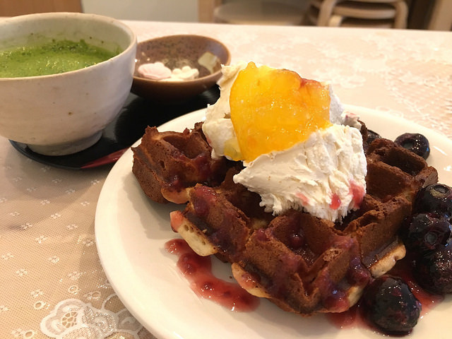 グルテンフリーなワッフルとチーズケーキ。手作り感がほっとする。＠あーとカフェ 笹峯ぎゃらり（幡ヶ谷）
