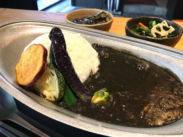 海外旅行者向けホテル1Fにある居酒屋。夏のランチは「黒カレー」＠OISHII KOMACHI SHINSEN