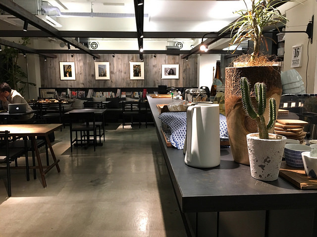 設計事務所の中にある食堂。社員さんがいる中でいただくイマドキ定食。＠社食堂（代々木上原）