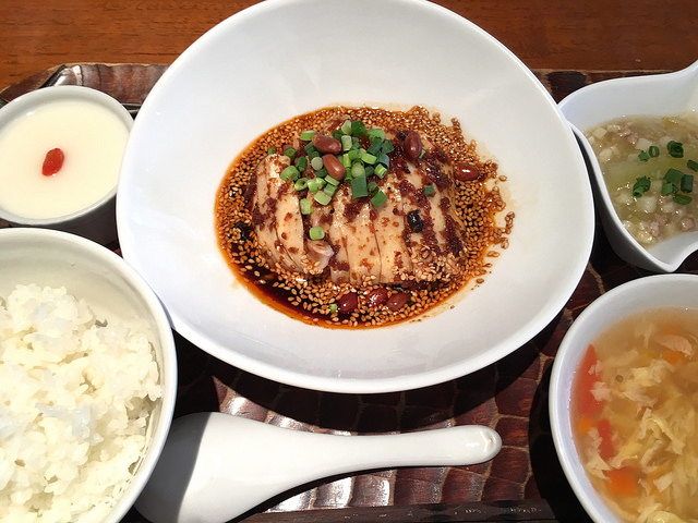 名物「よだれ鶏」はなかなかの美味！ランチタイムはマダム達の憩いの場。＠JASMINE 憶江南（中目黒）