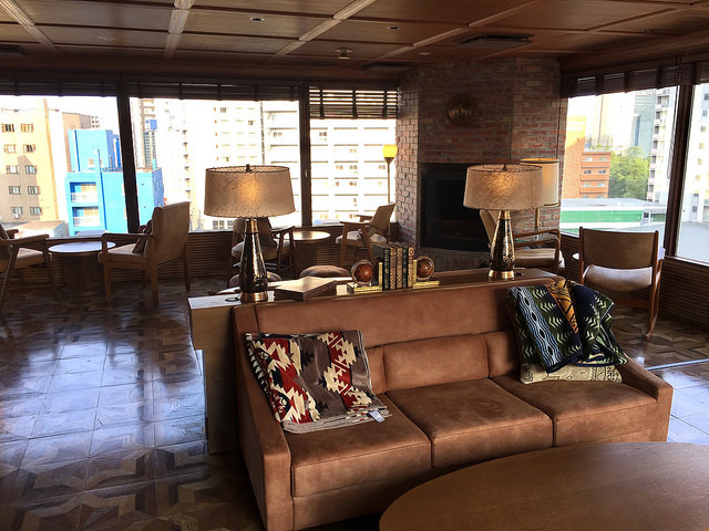 ホテル内にある「Bar Ignis」。宿泊者は19時までワインが無料サービス。＠アンワインド ホテル&バー（札幌/中島公園）