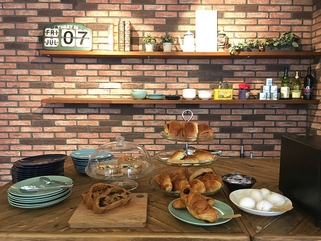 オープンしたてのゲストハウス内にあるカフェ。手作り感のあるアットホームな雰囲気。＠テントテン サッポロステーション