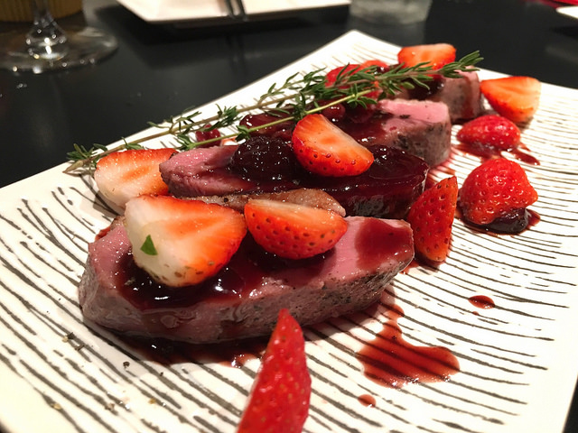 会員制の焼かない焼肉屋さん。低温調理な厚切り肉と日本酒のマリアージュが素敵。＠29ON 表参道店