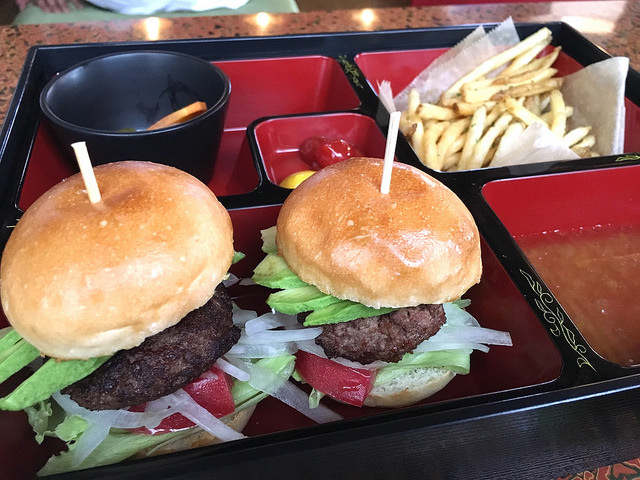 ゆったりと時間が流れる古民家バーガー屋さん。つかの間の昭和な夏休み気分。＠スラムス バーガー ハウス（腰越）