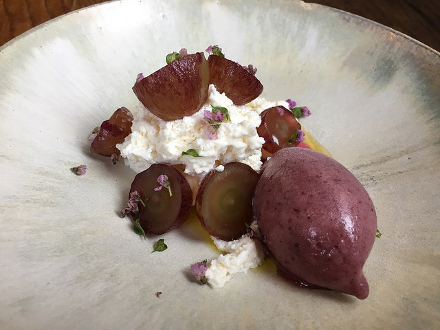 空気感のある軽やかフレンチ。ワインはナチュール系が似合う。＠hugo（都立大学）