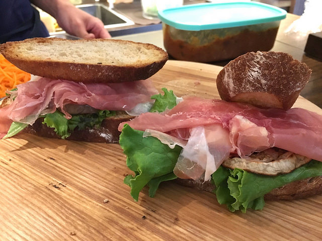 ワインバーのパニーニランチボックス。ワインが飲みたくなります。＠vini e panini SASALA｜酒々ら（表参道）