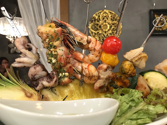 南国気分のカラフルなお料理。ハーブ使いも心地いい。＠アジアン×エスニックバル 天灯（ランタン）有楽町