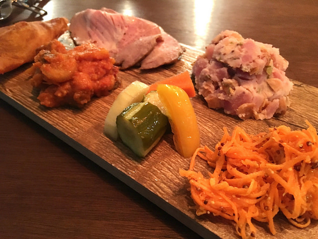 海外旅行者向けホステルに併設のオーガニックなカフェバル＠FARMER'S TABLE MOTHER（神泉）