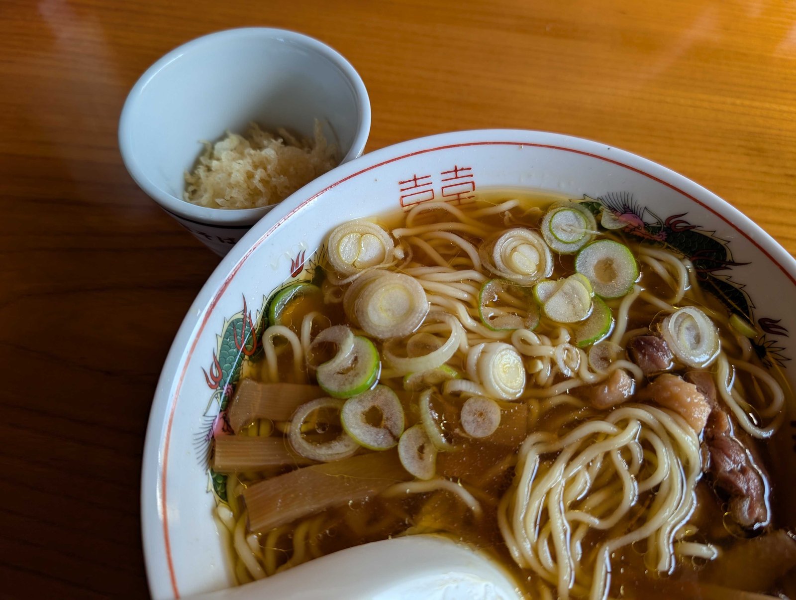 清吉そばやの中華そばと、別添えの天かすの小鉢