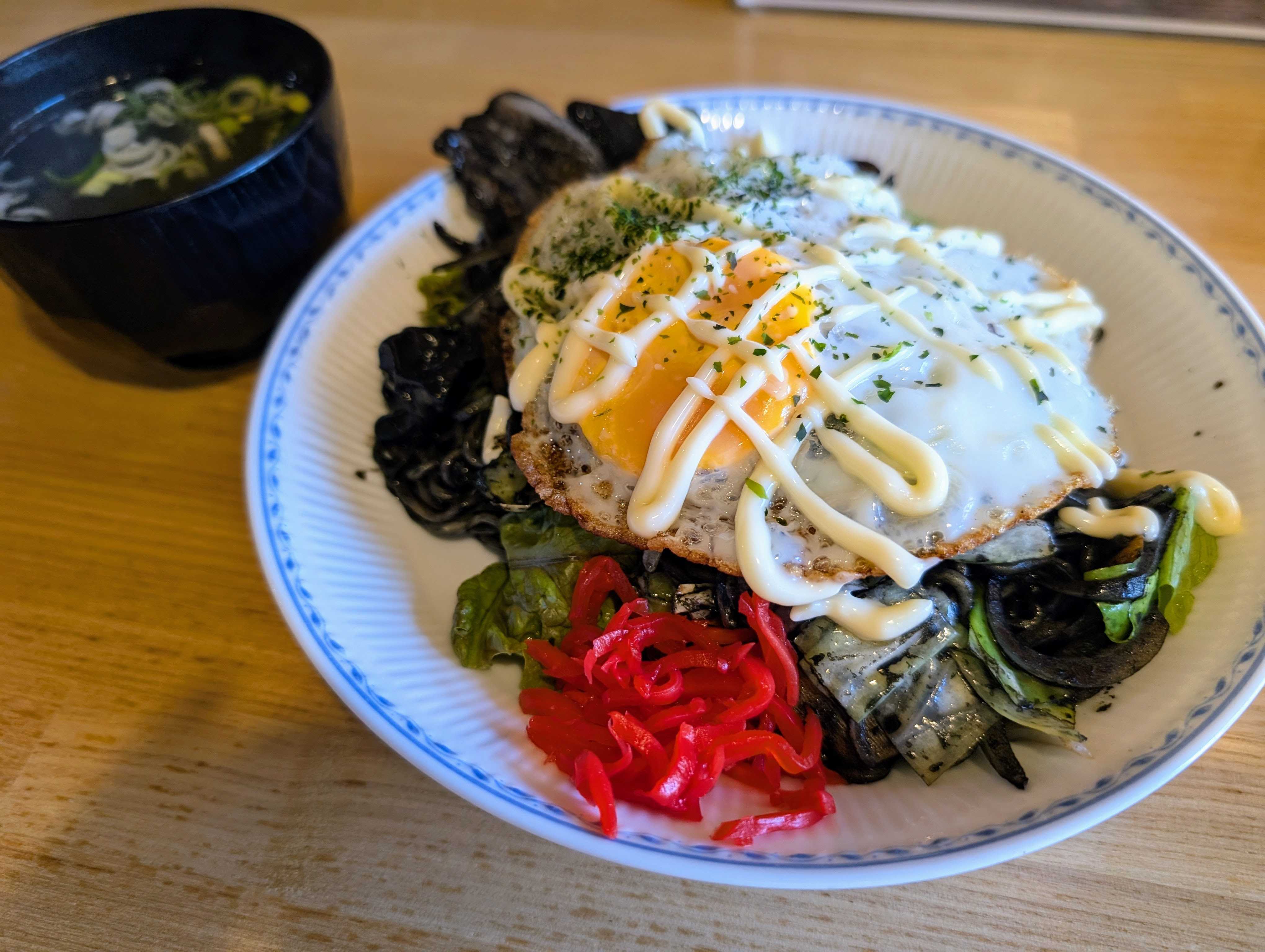 【新潟・糸魚川】あおい食堂 ＠ 駅前でサクッとご当地グルメ。イカスミ香るまろやかブラック焼きそば