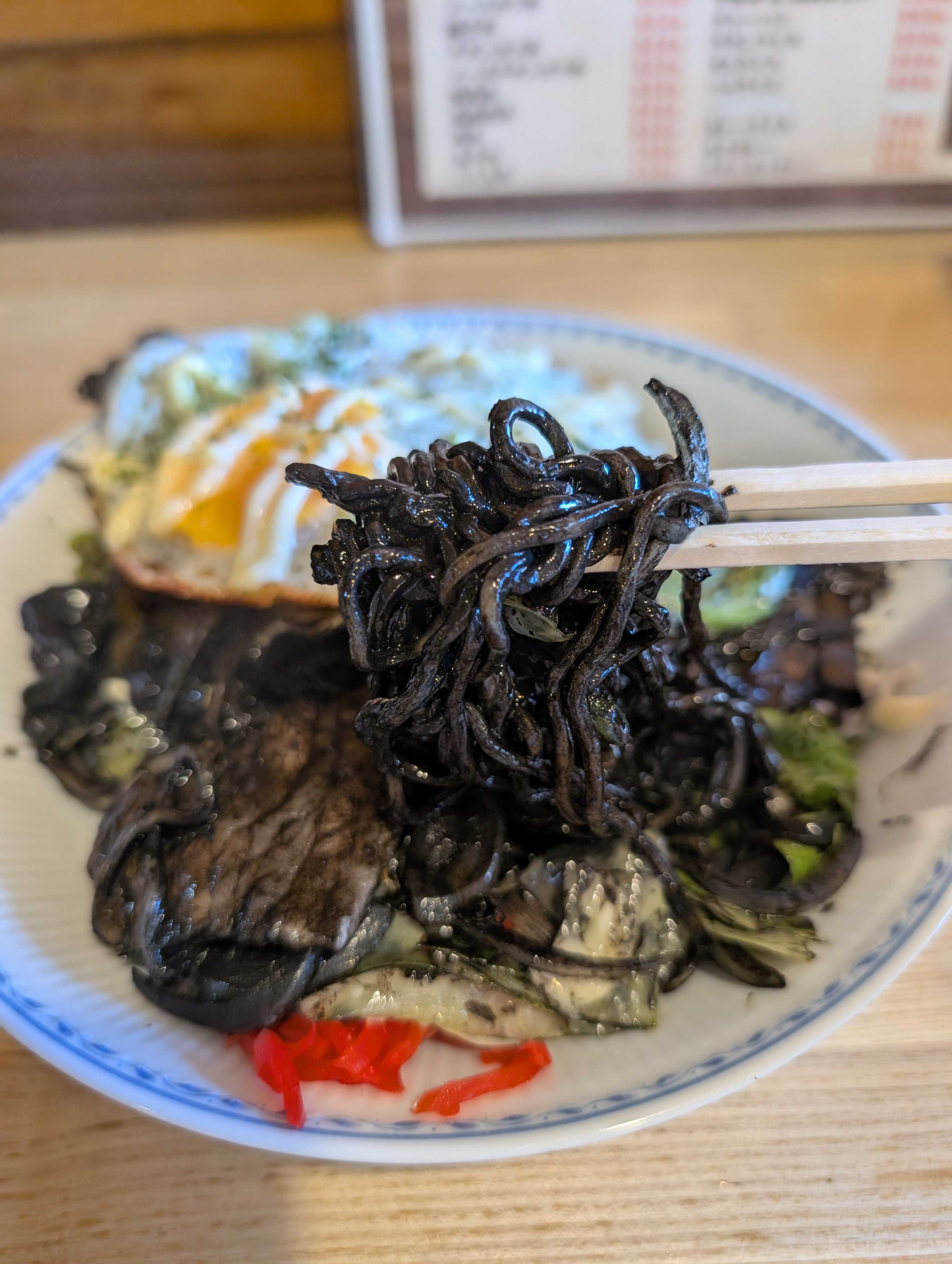 あおい食堂のブラック焼きそば 麺リフト