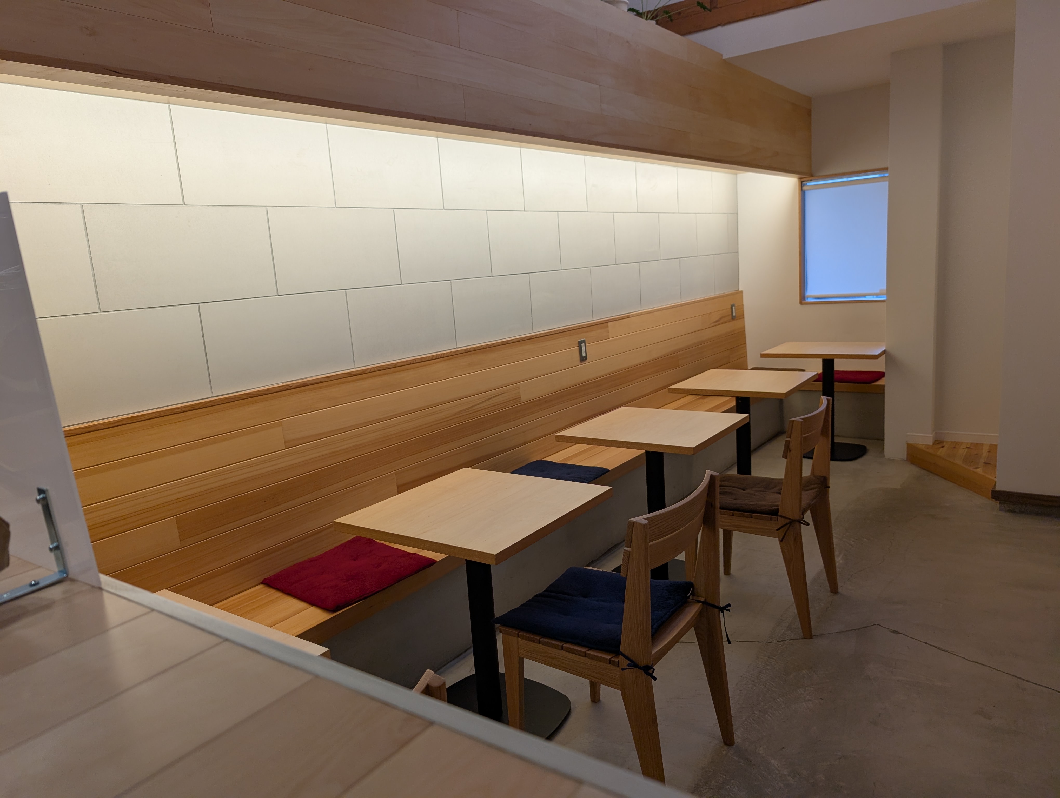 CASUAL DAYSの吹き抜けの明るい店内席