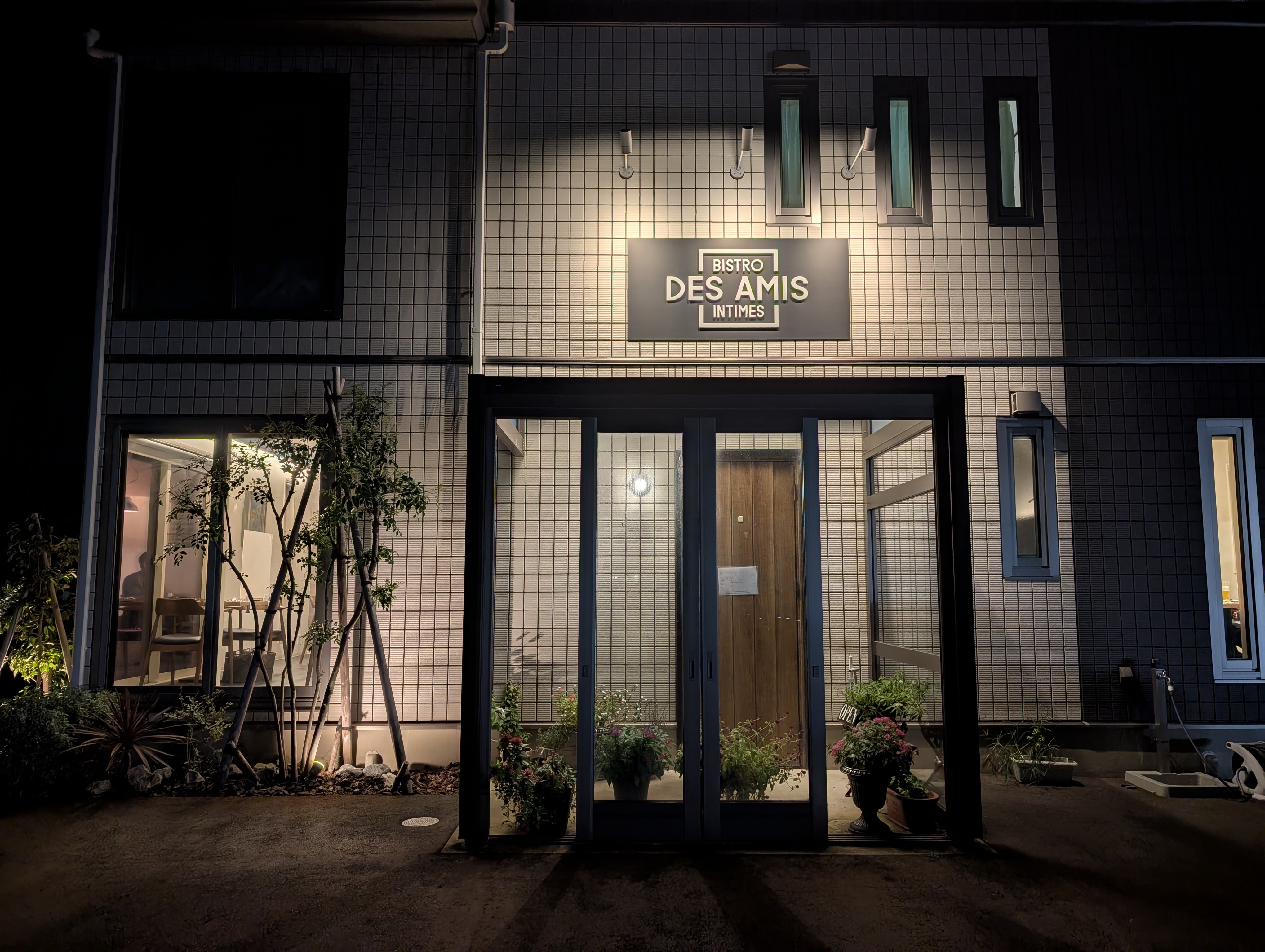 デザミアンティムの夜の外観