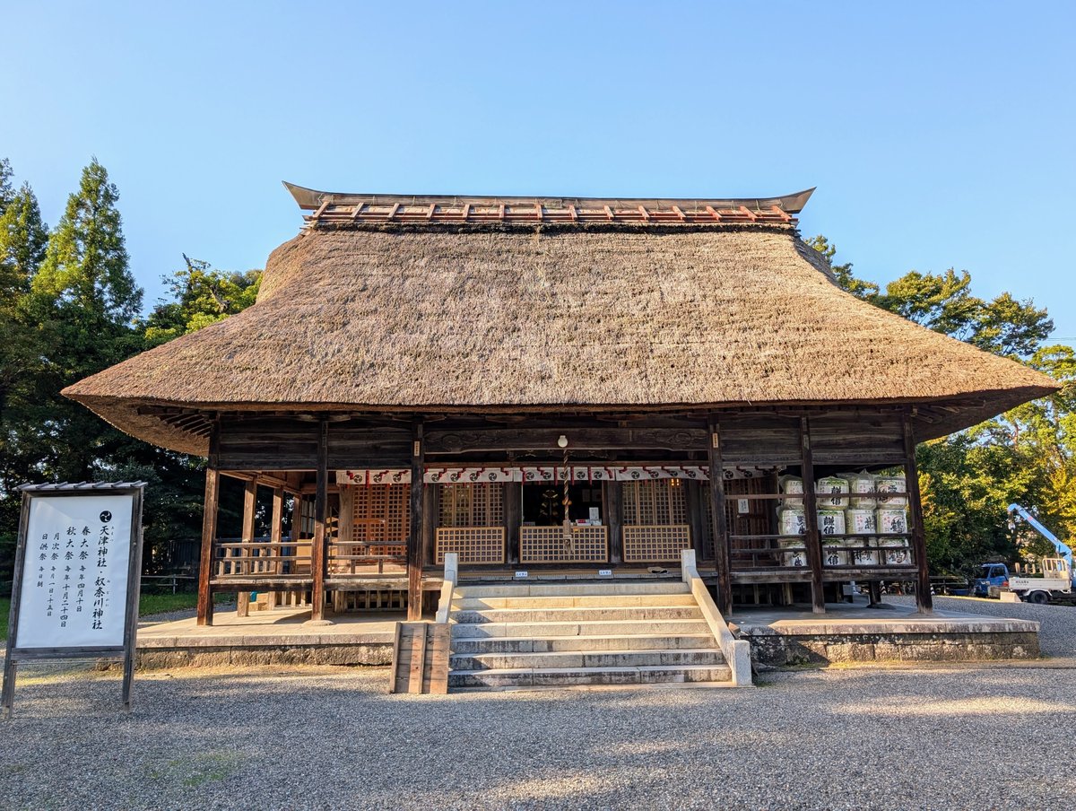 茅葺の入母屋屋根でできた拝殿