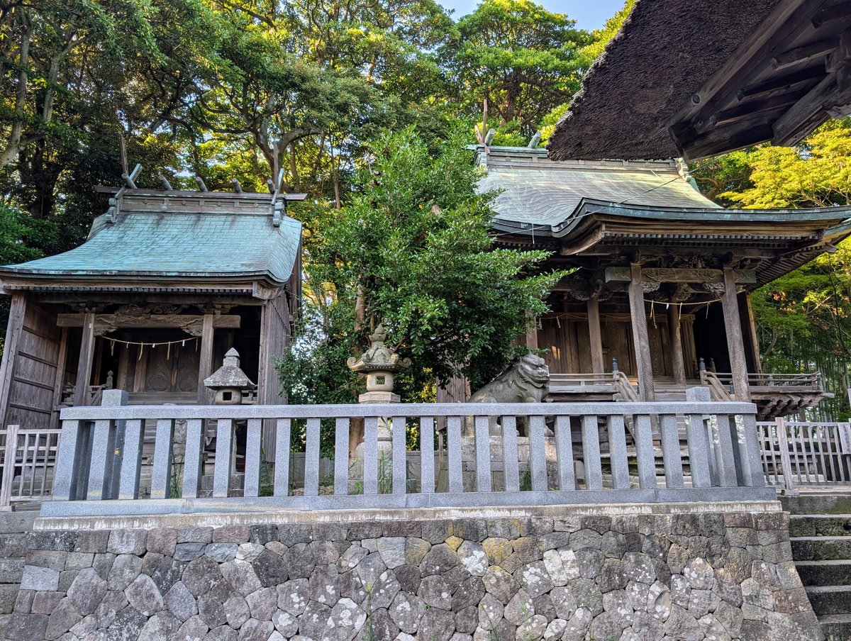 拝殿の奥にある天津神社（右）・奴奈川神社（左）本殿