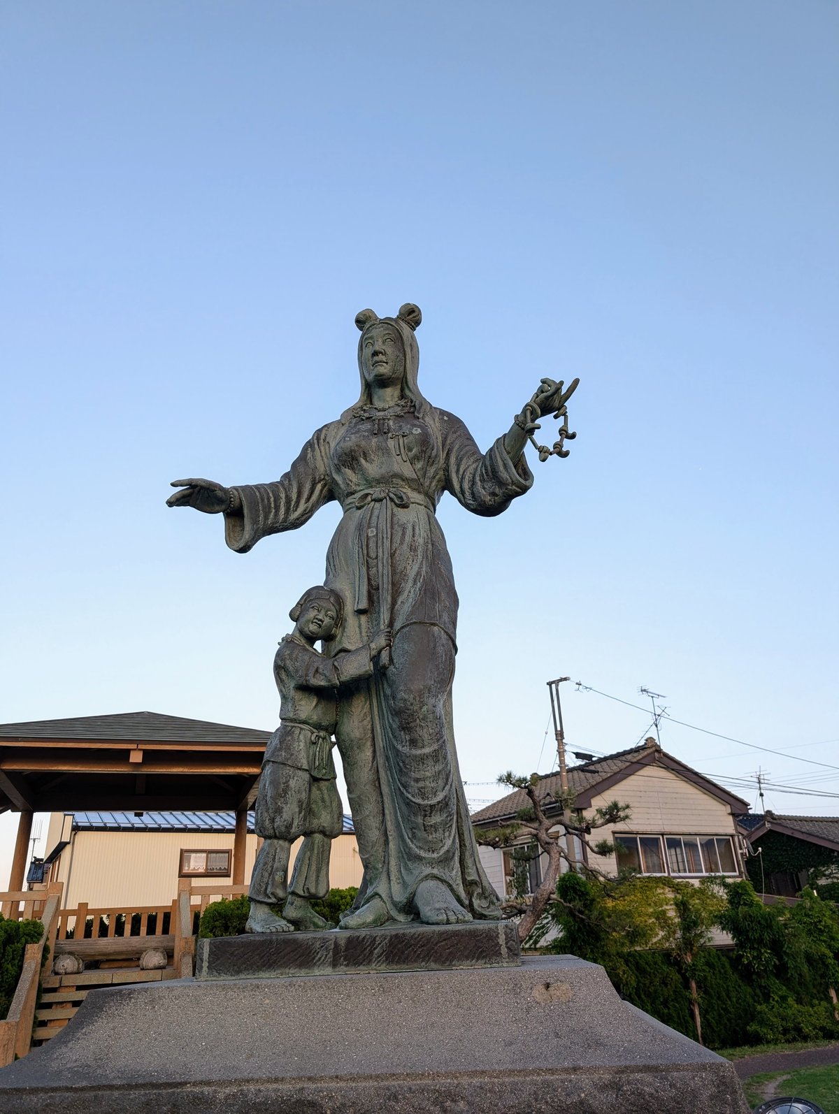 写真映えする奴奈川姫と建御名方命の像